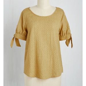Straw/mustard polka dot top